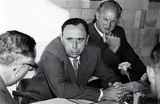 Van Baal tijdens een persconferentie, Schiphol, 7 juli 1957