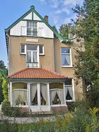 Post Tenebras Lux met tuinhek