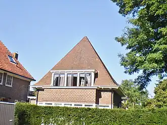 Faas Eliaslaan 18 achter een hoge heg (2013)