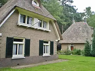 links de chauffeurswoning, rechts de tuinmanswoning