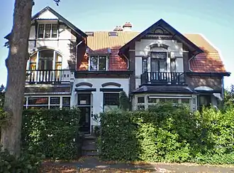 dubbele villa met tuinhek