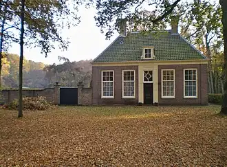 links muur van de kruidentuin