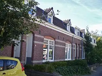 6 arbeiderswoningen met erfafscheidingen