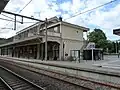 Het stationsgebouw gezien vanaf de perrons
