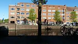 Bebouwing langs de Baarsjesweg hoek Surinamestraat uit de jaren twintig; 2018.