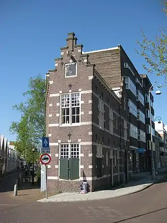 Politieposthuis van de vroegere gemeente Sloten op de hoek van de Baarsjesweg en de Slatuinenweg; 2014.