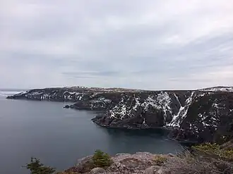 Steile rotskust nabij de plaats Bay de Verde