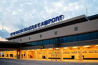 De buitenkant van het luchthavengebouw