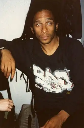 Don Letts tijdens zijn periode bij Big Audio Dynamite, 1987