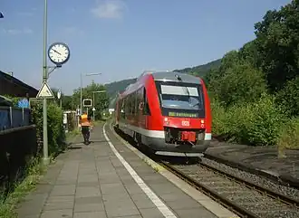 Perron van station Bad Karlshafen in de tijd dat DB Regio nog op deze lijn reed (2010)