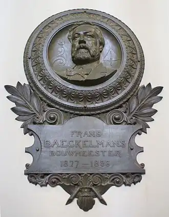 Gedenkplaat (in het oud Gerechtshof te Antwerpen) ontworpen door architect Ernest Dieltiens, ter ere van zijn collega, architect Frans Baeckelmans.