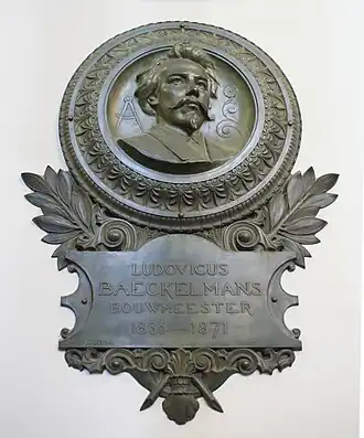 Gedenkplaat (in het oud Gerechtshof te Antwerpen) ontworpen door architect Ernest Dieltiens, ter ere van zijn collega, architect Jan-Lodewijk Baeckelmans.