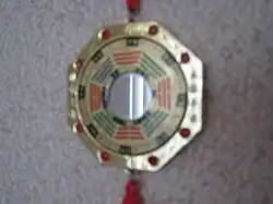 De trigrammen op een Chinese amulet