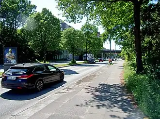 De Sülldorfer Landstrasse met spoorwegbrug