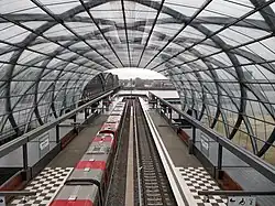 De metroperrons aan de westkant