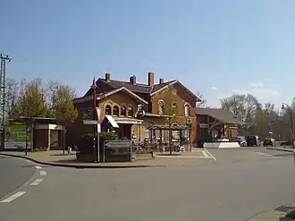 Stationsgebouw met restaurant