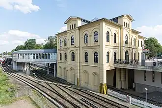 Stationsgebouw van Blankenese, links de perrons met de toegangsbrug naar het eilandperron, de sporen naar rechtsonder zijn enkele keer-/opstelsporen (2015).
