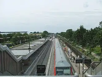 De drie perrons van station Neugraben, links de twee perrons van de S-Bahn en rechts het perron van de overige treinen (2007)