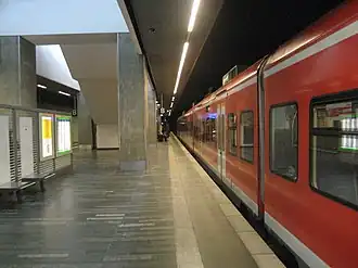Blik op het perron van station Flughafen (2015)