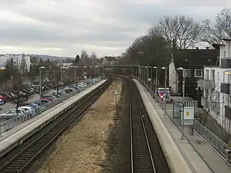 Blik op de perrons vanaf de voetgangersbrug, kijkend richting het zuidwesten (2015)