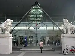 De leeuwen bij de ingang.