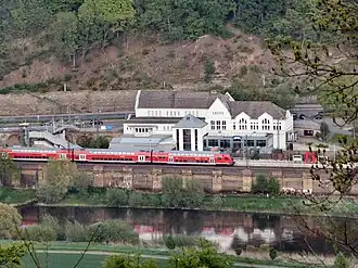 Het station, met op de voorgrond de rivier de Wezer (2013)