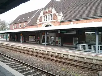 Stationsgebouw en spoor 1 van station Stade (2013)