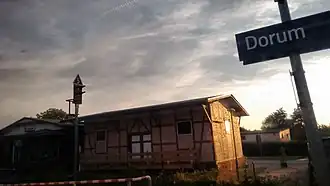 Stationsbord en goederenloods (2017)