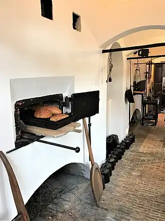Een van de bakovens in het achterhuis