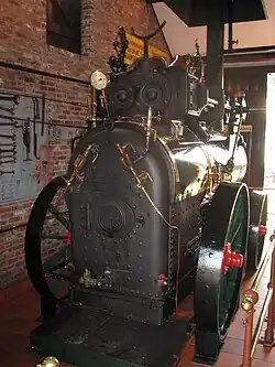 De stoomlocomobiel van het bakkerijmuseum