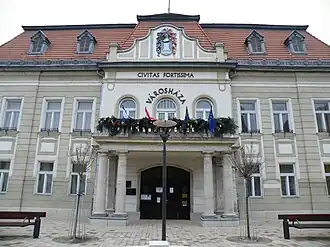 Het stadhuis met het opschrift Civitas Fortissima