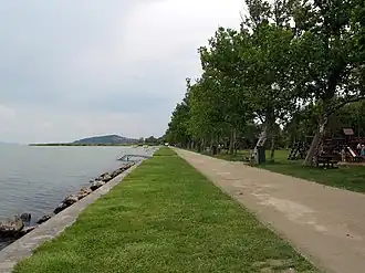 Zicht op het strand van Balatonfenyves rechts met het Balatonmeer links