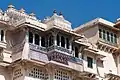 Consoles onder balkons, erkers en dakranden van Stadspaleis Udaipur, India.
