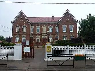 Gemeentehuis en school