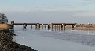 Stormvloedkering (spuisluis) bij Balje