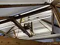 De balkenconstructie op de bovenverdieping, waar het knutsellokaal te vinden is.