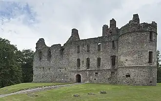 Balvenie Castle met rechts de zestiende-eeuwse Atholl Lodging