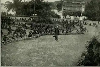 Kinderen brengen bananen naar Banzystad in 1906