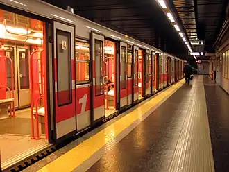 een gerenoveerd metrostel langs het perron