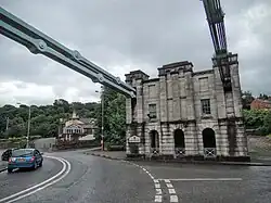 Gebouw waar de brugkabels aan land worden verankerd