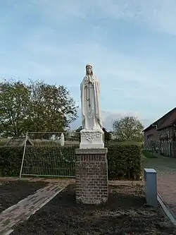 Mariabeeld bij de kerk