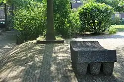 Stenenbankje gemaakt door Gerard van Rooij in 1992 aan de Hoefijzerstraat