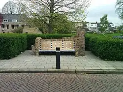 Bankje bij oorlogsmonument Polderstraat. (gemeentelijk monument nr. 17)