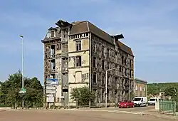 Voormalige industriële watermolen op de Seine (19e eeuw), nu in vervallen toestand