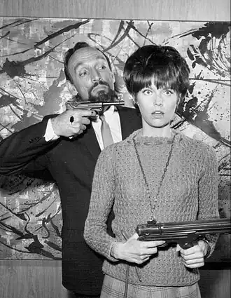 Joseph Ruskin en Barbara Feldon in Get Smart!, 1965