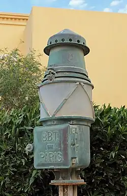 Een lantaarn gemaakt door het bedrijf BBT, geplaatst als historisch object in een straat in de Egyptische badplaats El Gouna