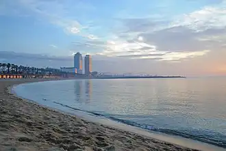 Het strand van La Barceloneta met op de achtergrond Vila Olímpica