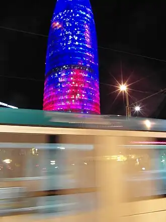 Trambesòs passeert de Torre Agbar
