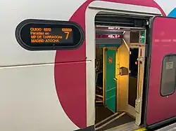 Trappen naar beneden bij een dubbeldekstrein en een stevige zwenkschuifdeurmechaniek om de grote deur te ondersteunen in geopende toestand