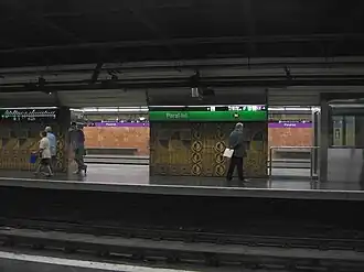Overgang tussen de perrons van metrolijn 2 en 3